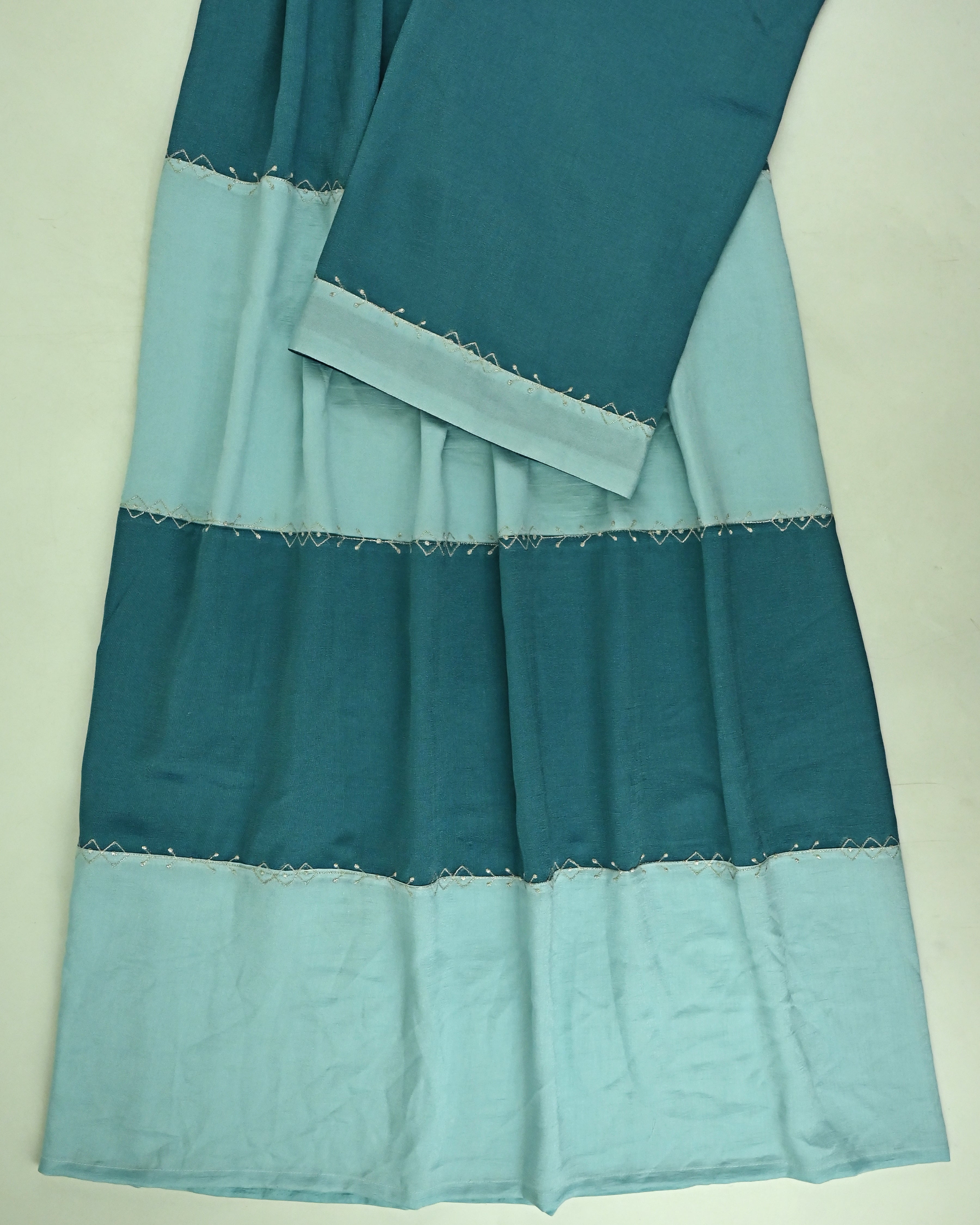 Dark Cyan Seafoam Green 90grm Silk Pattern Rida With Lite Border Work