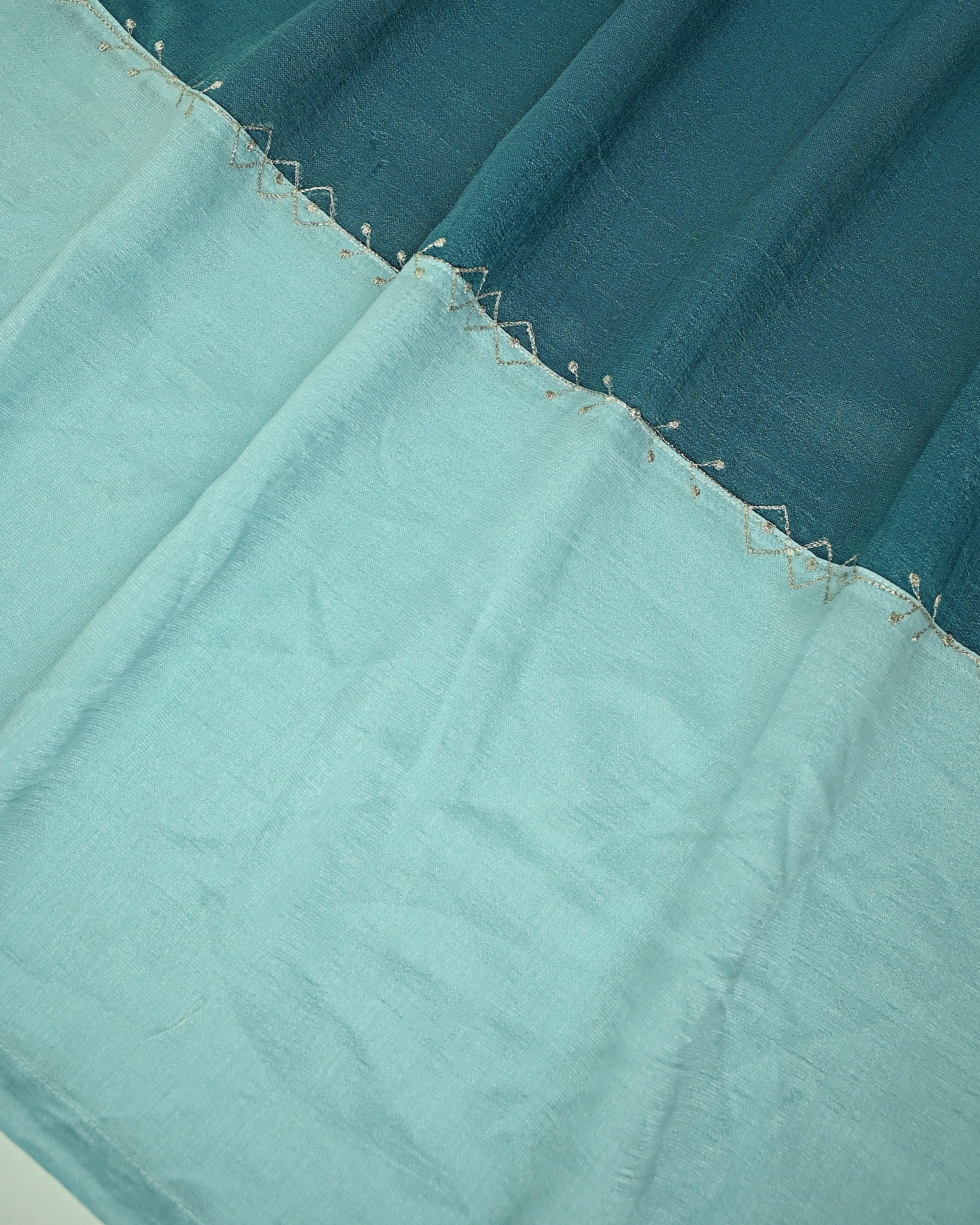 Dark Cyan Seafoam Green 90grm Silk Pattern Rida With Lite Border Work