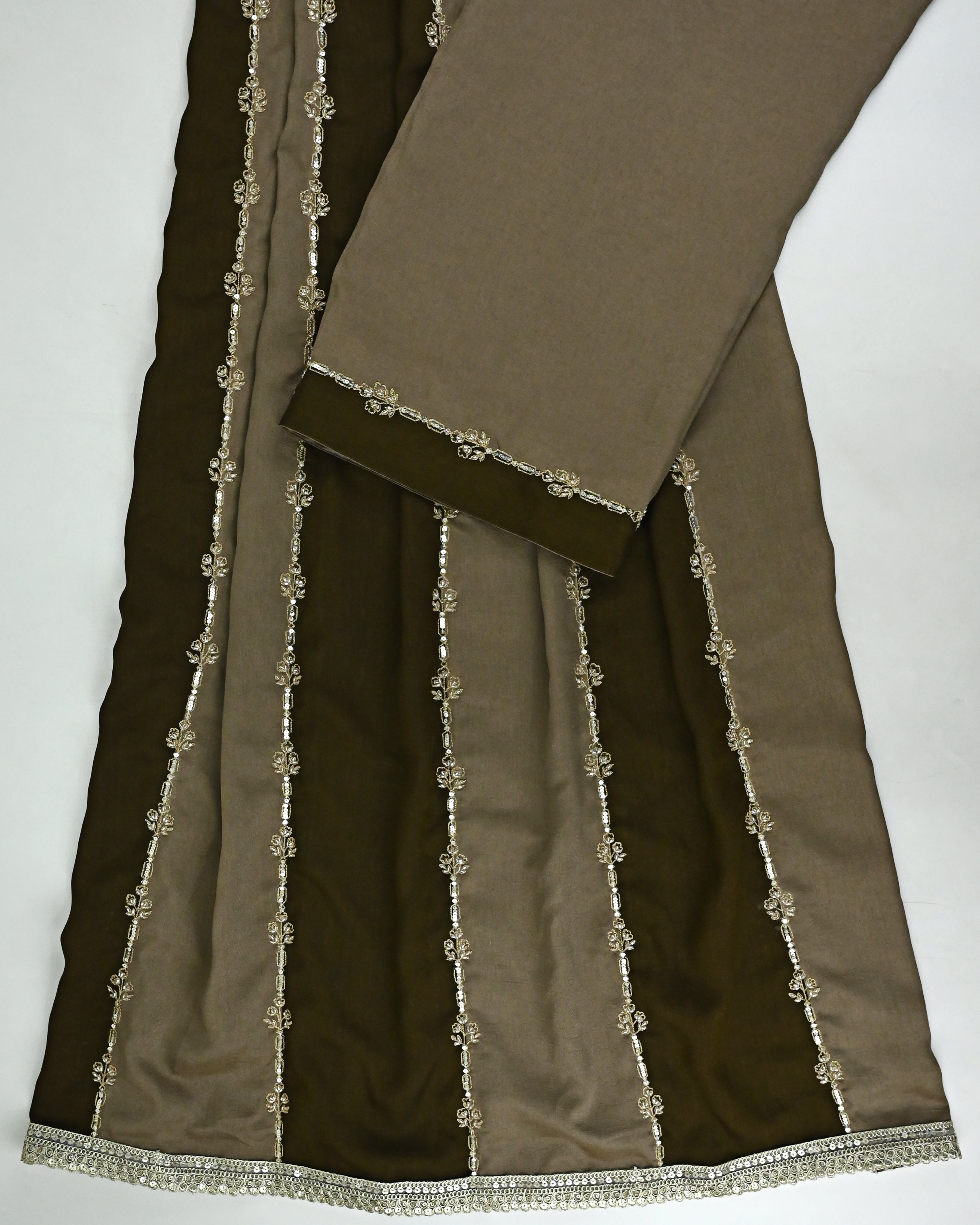 Olive Green Khaki 90 grm Silk Rida With Standing Pattern Golden Lace & Floral Aari Work