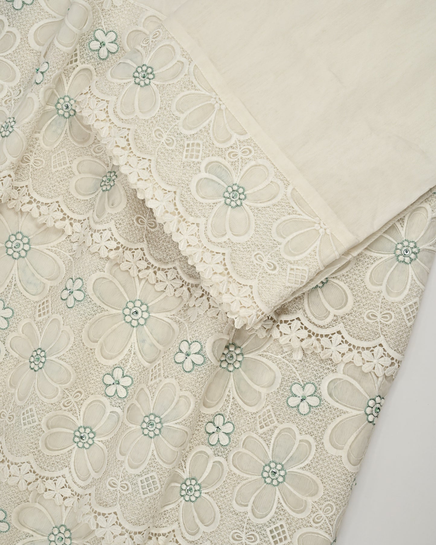 White Floral Heavy Net Peice Rida With Smart Aari Work