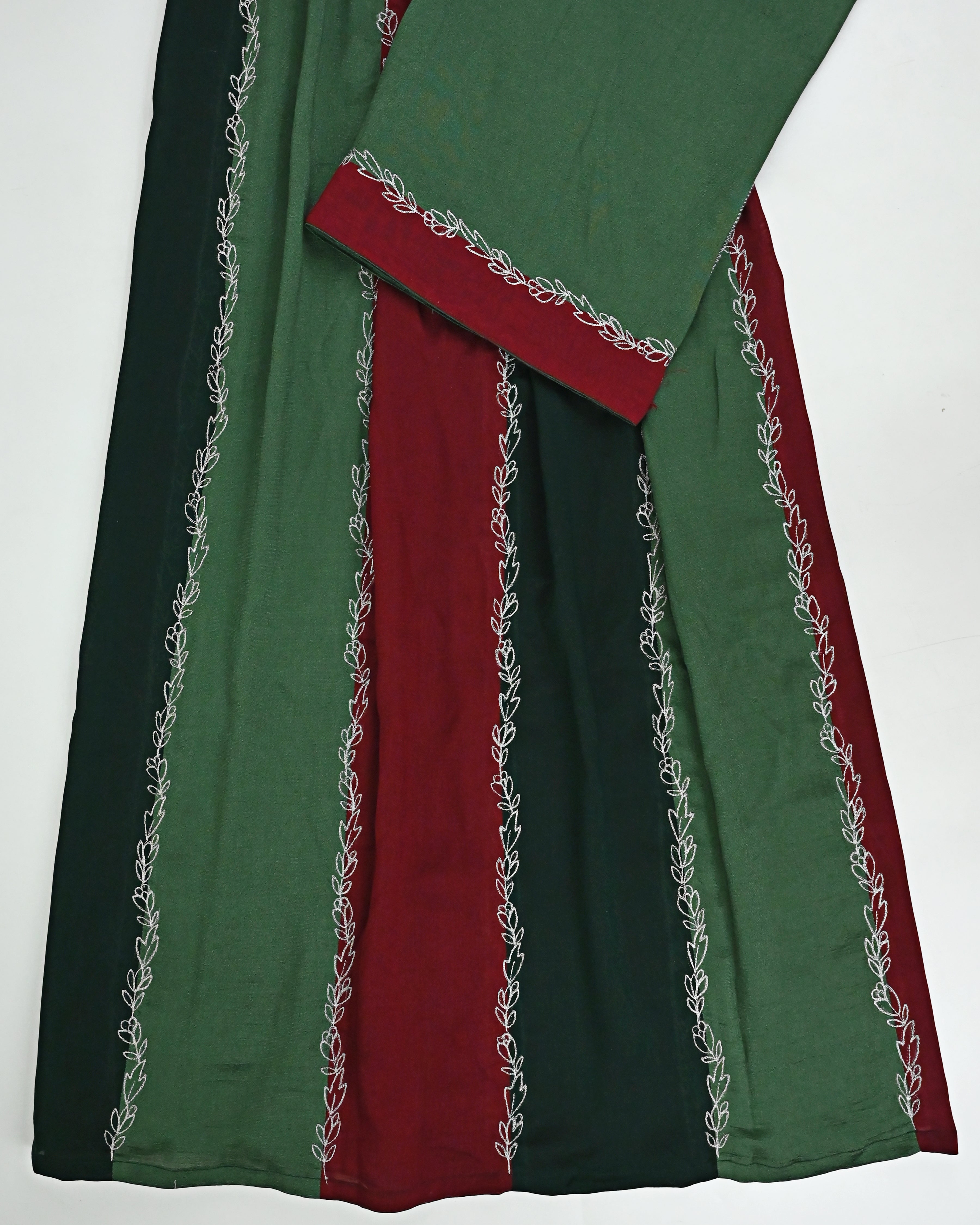 Black Dark Green Dark Red 90 grm Silk Rida With Smart Pattern & Smart Embroidery Work-2900/-