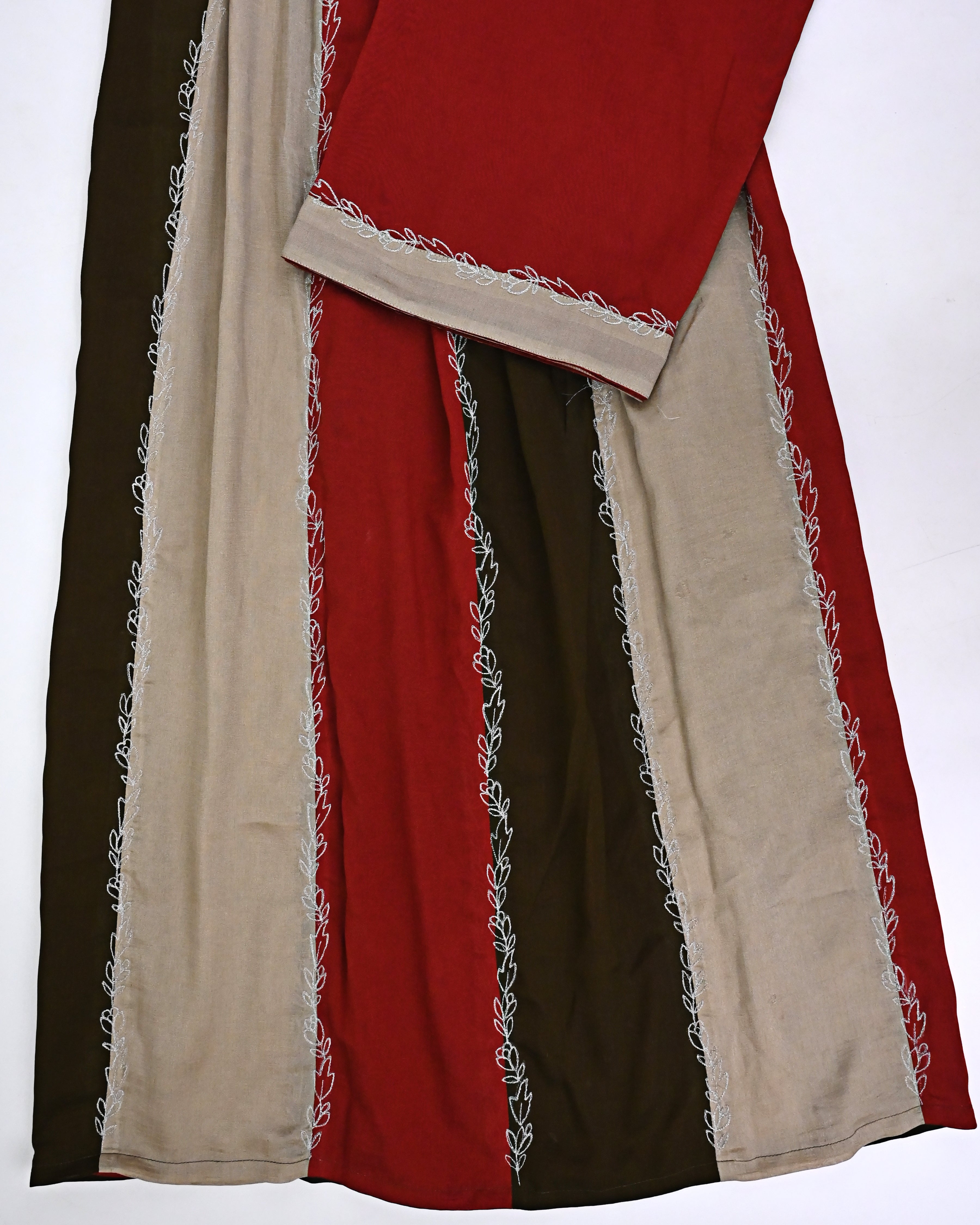 Black Beige Dark Red 90grm Silk Rida With Smart Pattern & Smart Embroidery Border-2900/-