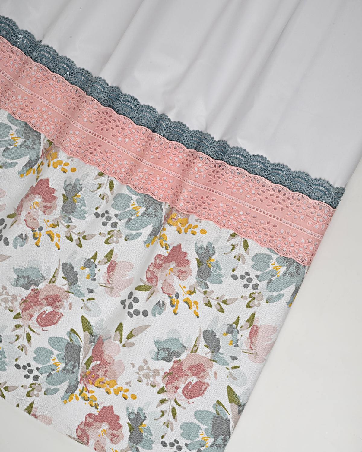 White Rida With Smart Floral Panel & Smart Lace – AL-Vard Collection