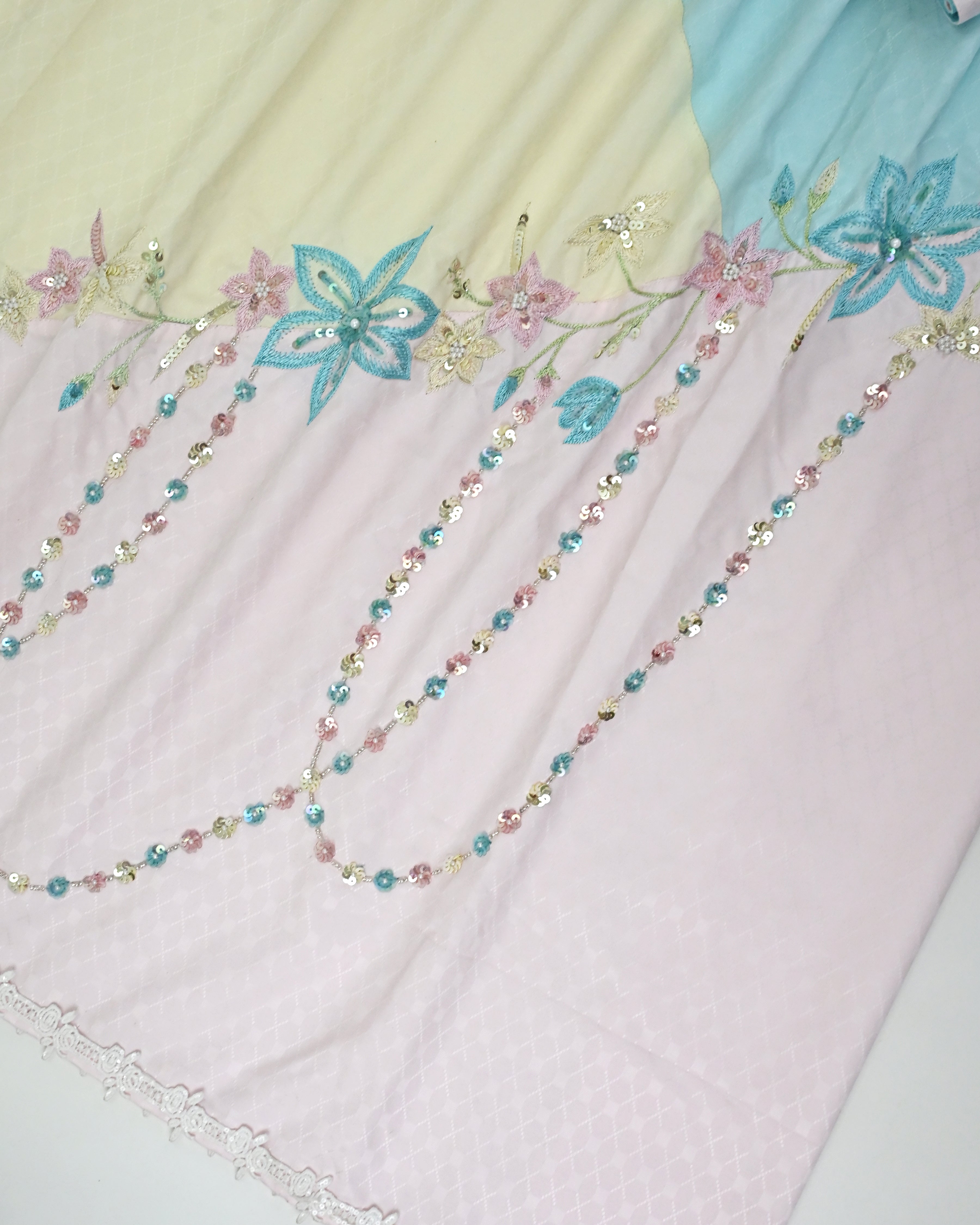 Tri Color Light Pattern Rida With Fancy MultiColor Floral Aari Work