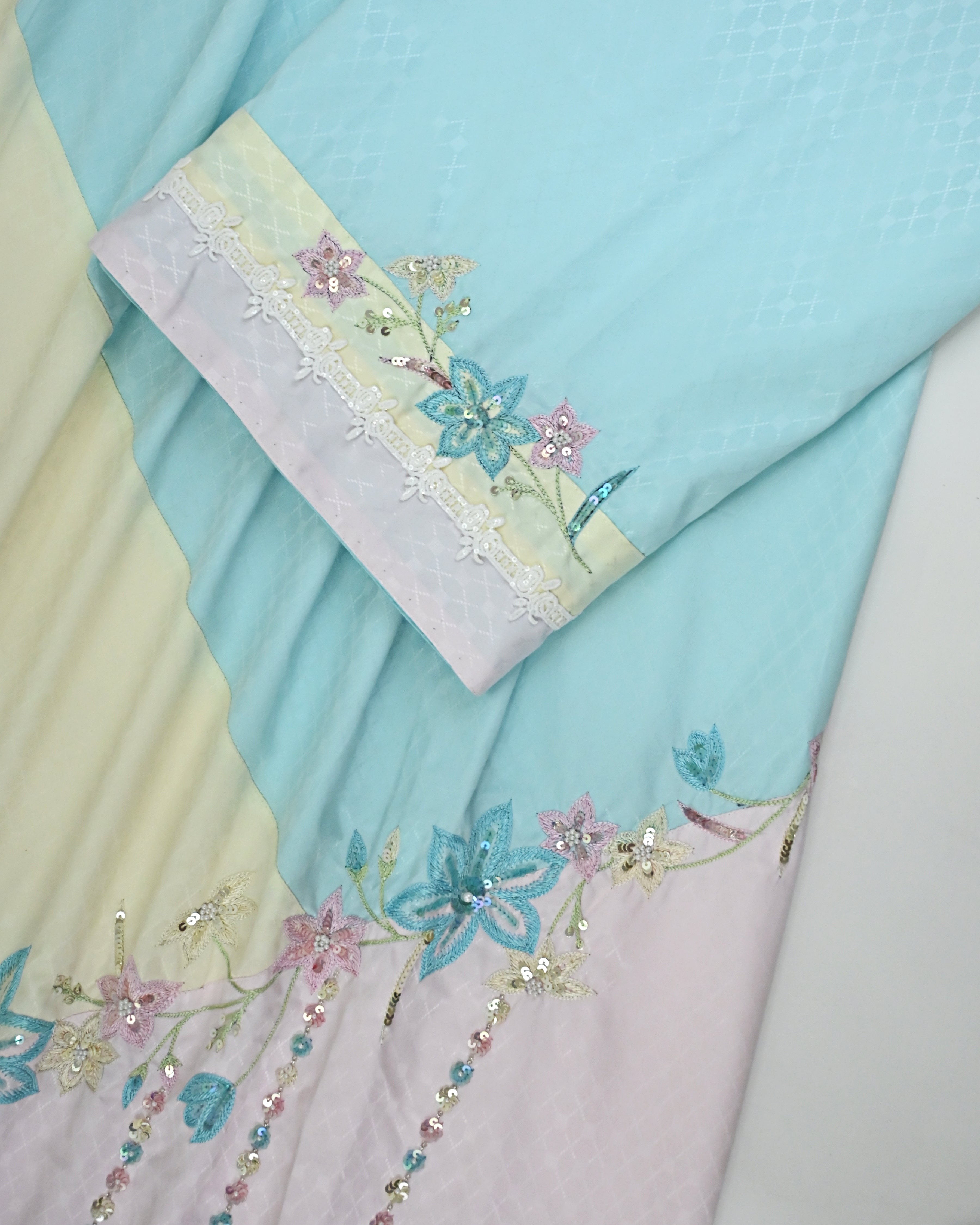 Tri Color Light Pattern Rida With Fancy MultiColor Floral Aari Work