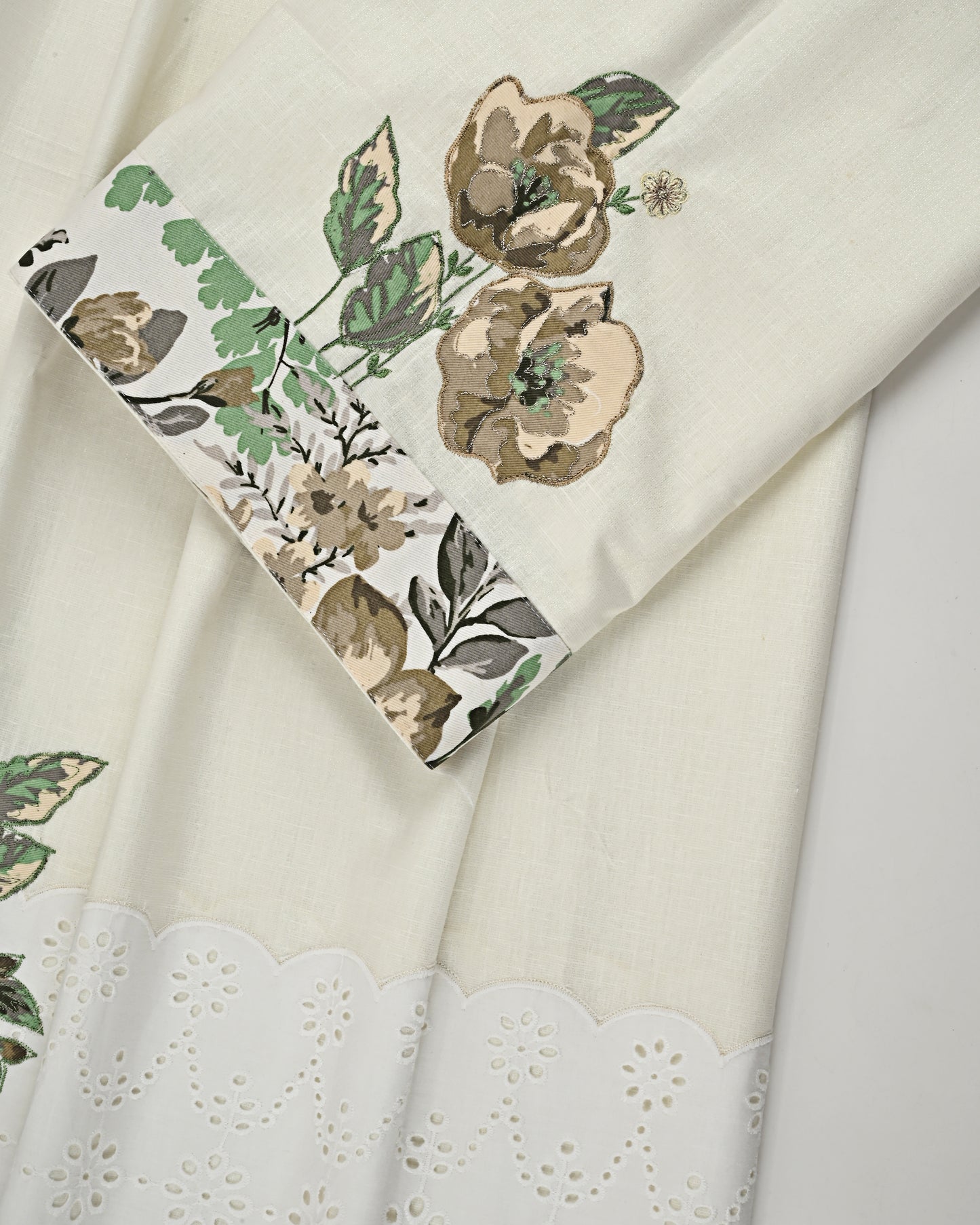 Cream Base Rida With Hakoba Lace Floral Panel & Smart Floral Applique