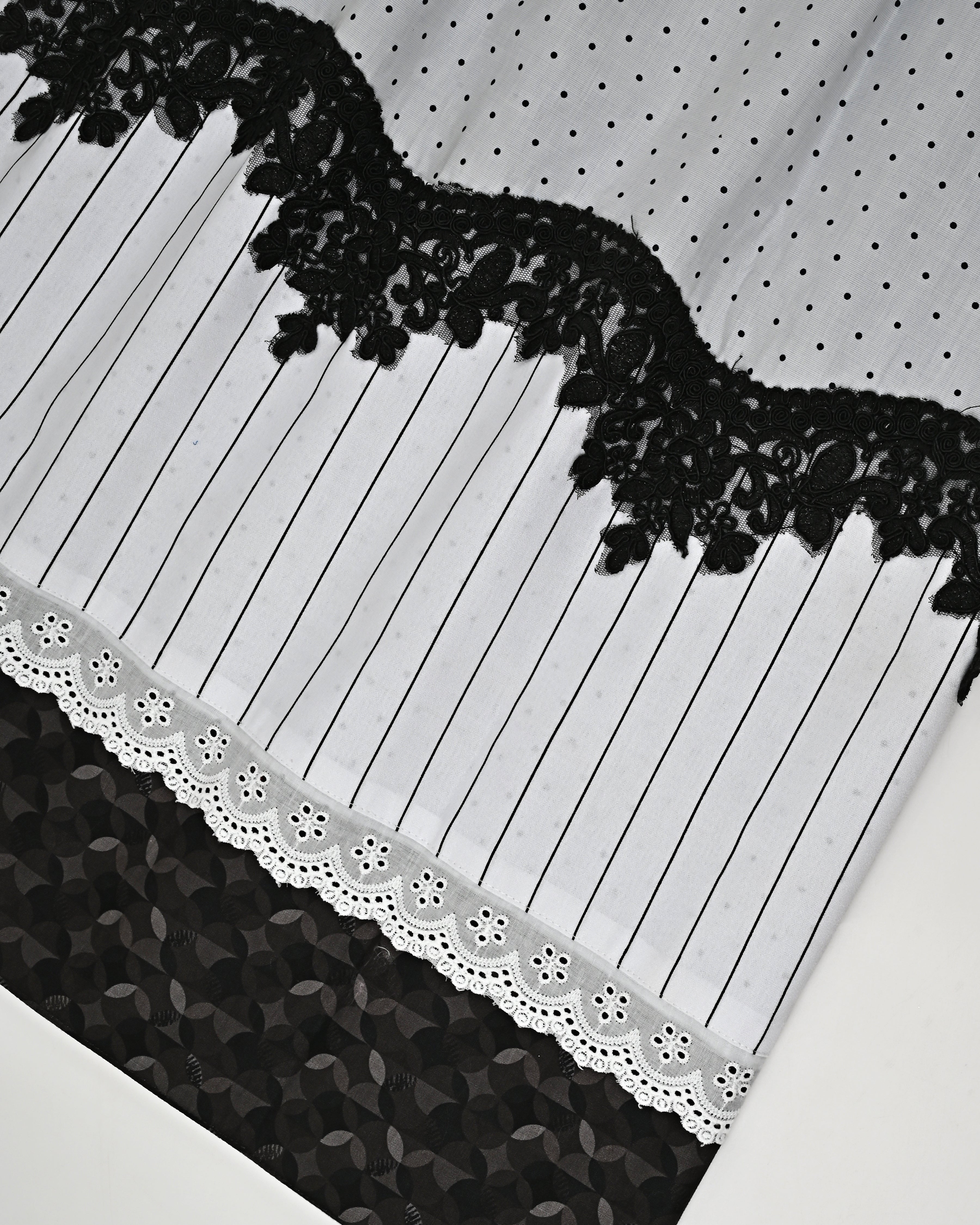 Light Grey Dots Rida With Black Lace & White Panel With Black Lining