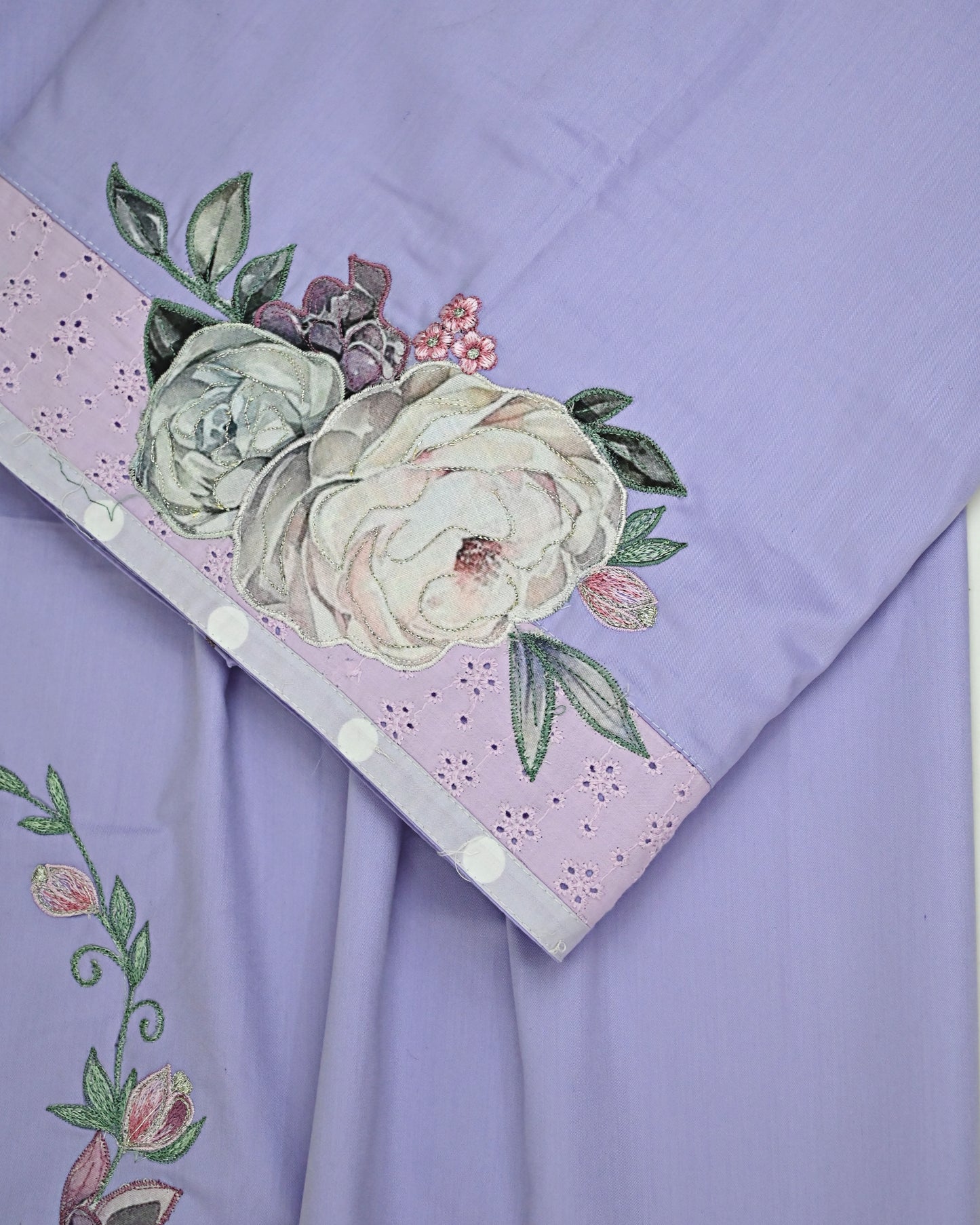 Lilac Rida With Smart Box Pattern & Floral Applique Work Floral Lace