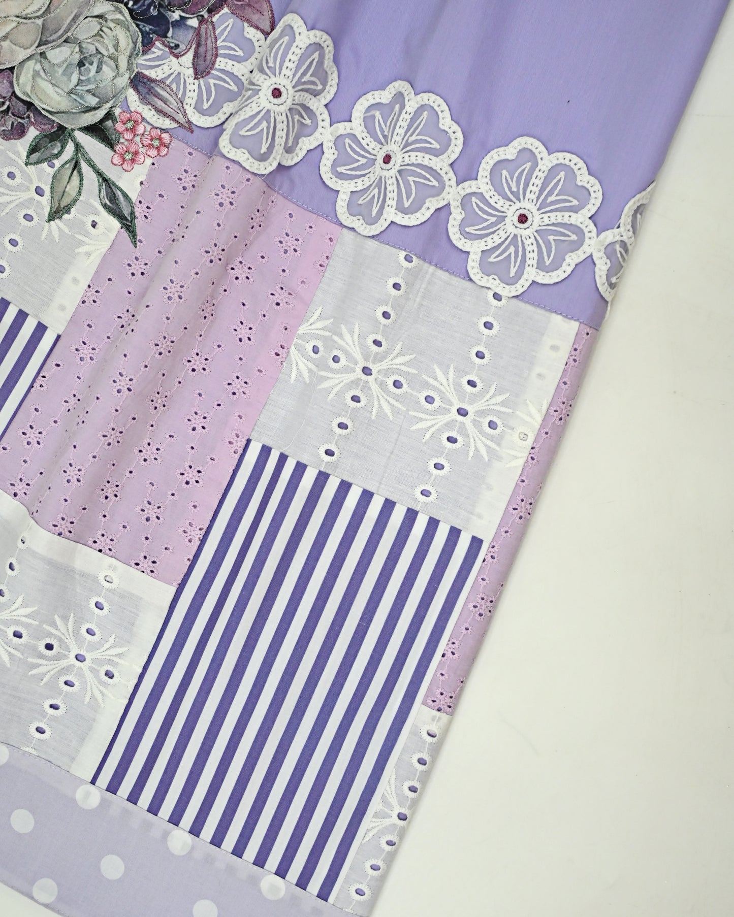 Lilac Rida With Smart Box Pattern & Floral Applique Work Floral Lace