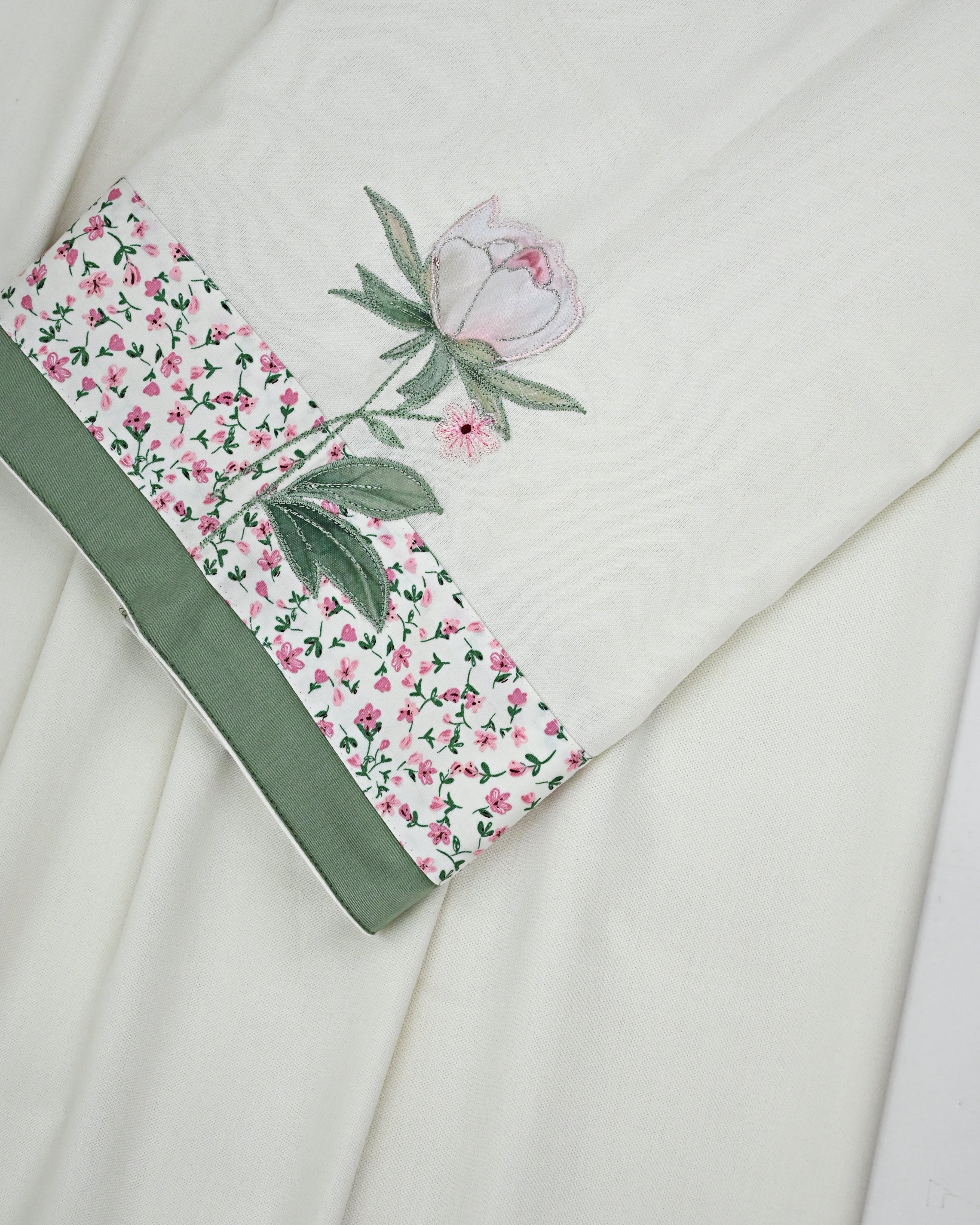 Off White Rida With Popcorn Floral Panel & Smart Floral Applique Work
