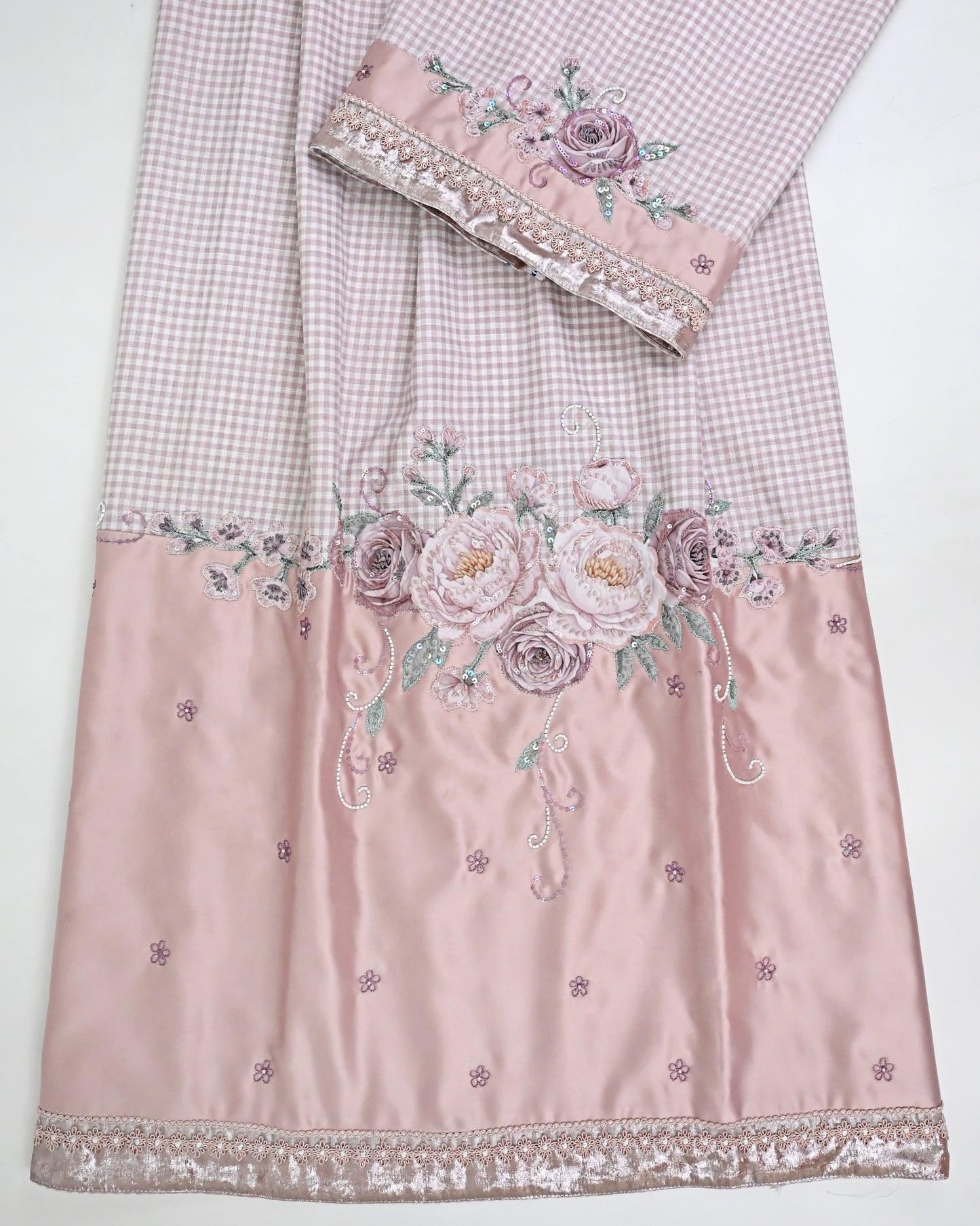 Mauve Checks Heavy Look Rida With Shining Panel Floral Aari Work