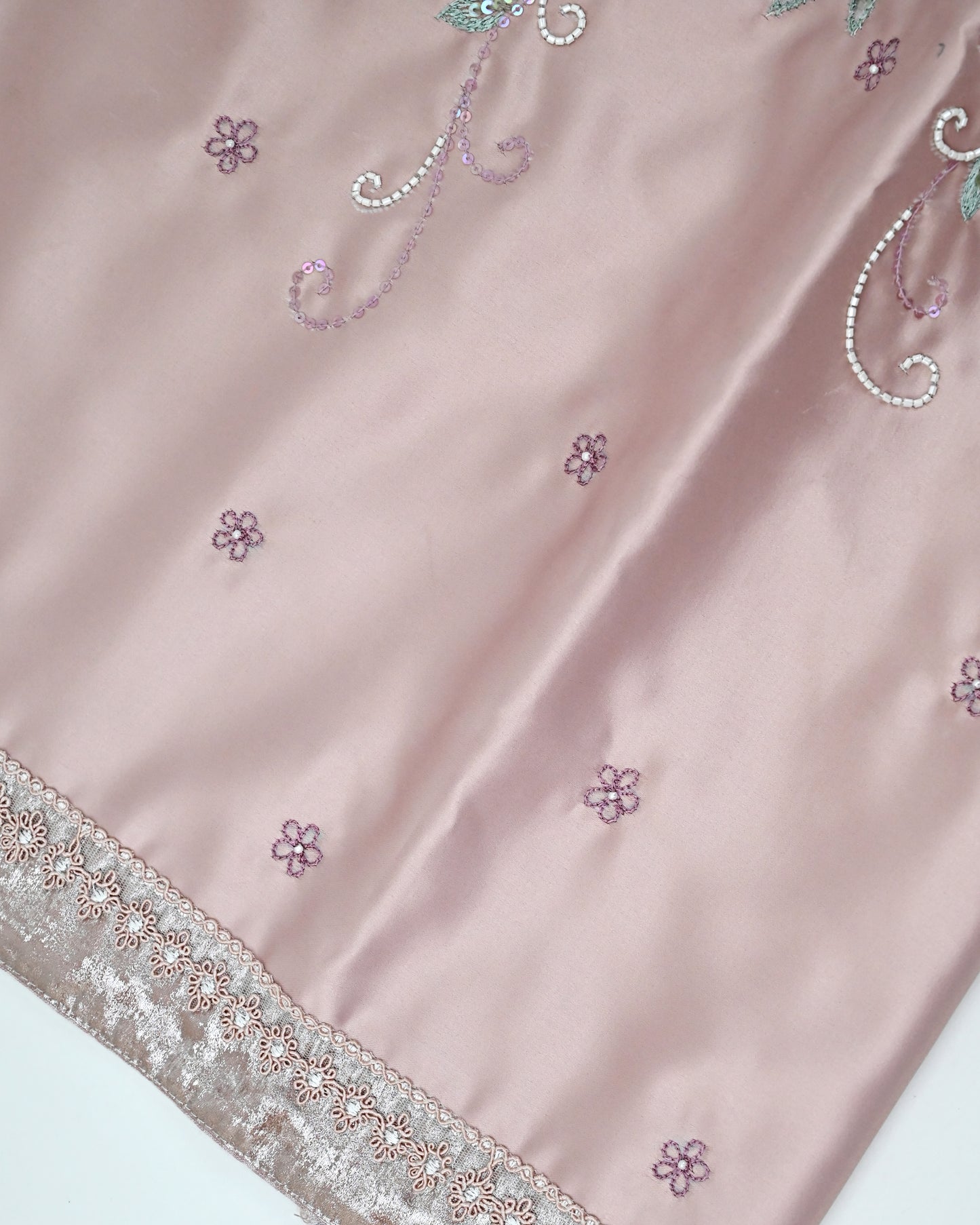 Mauve Checks Heavy Look Rida With Shining Panel Floral Aari Work