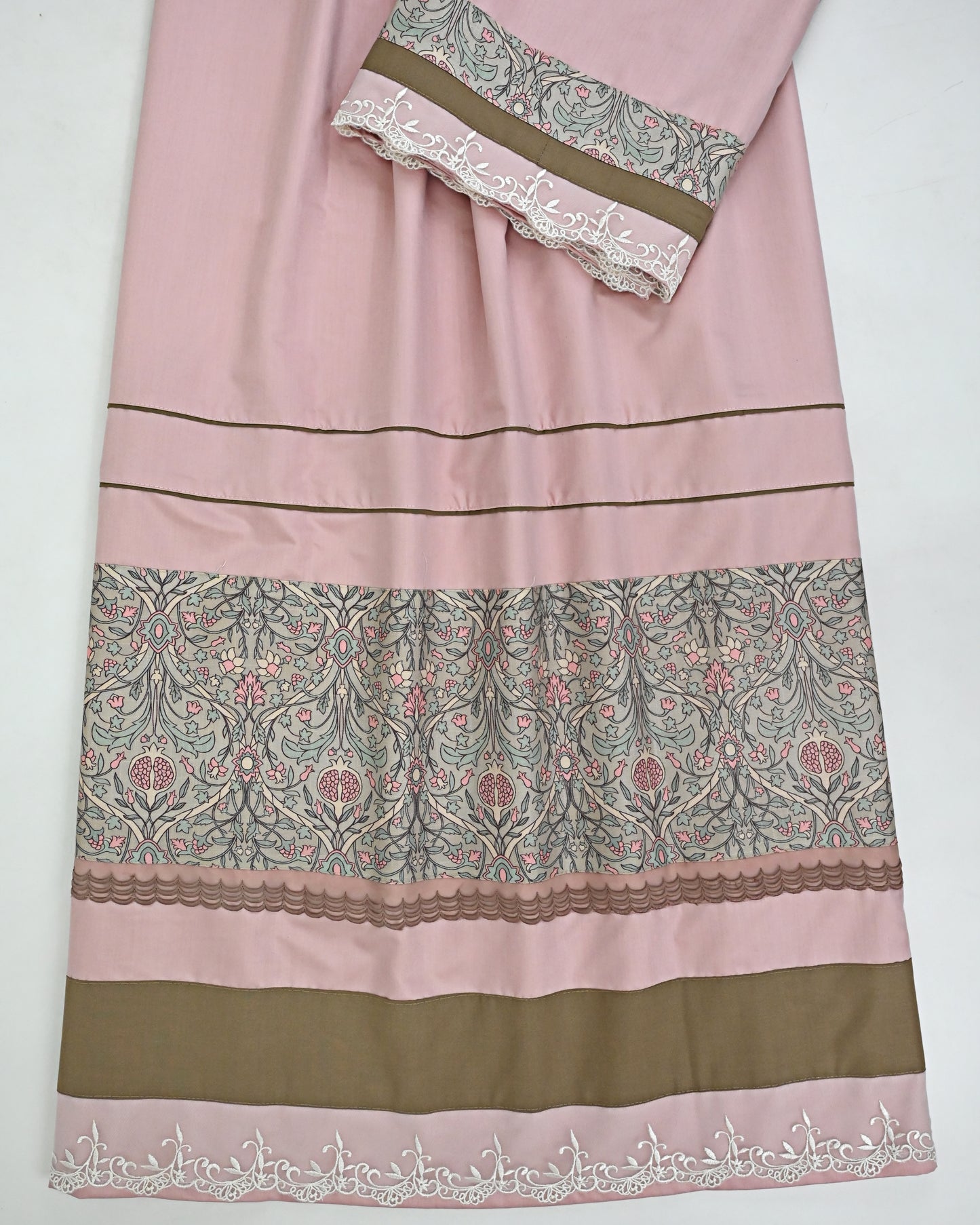 Lotus Pink Rida With Smart Floral Print Panel & Dark Pipin
