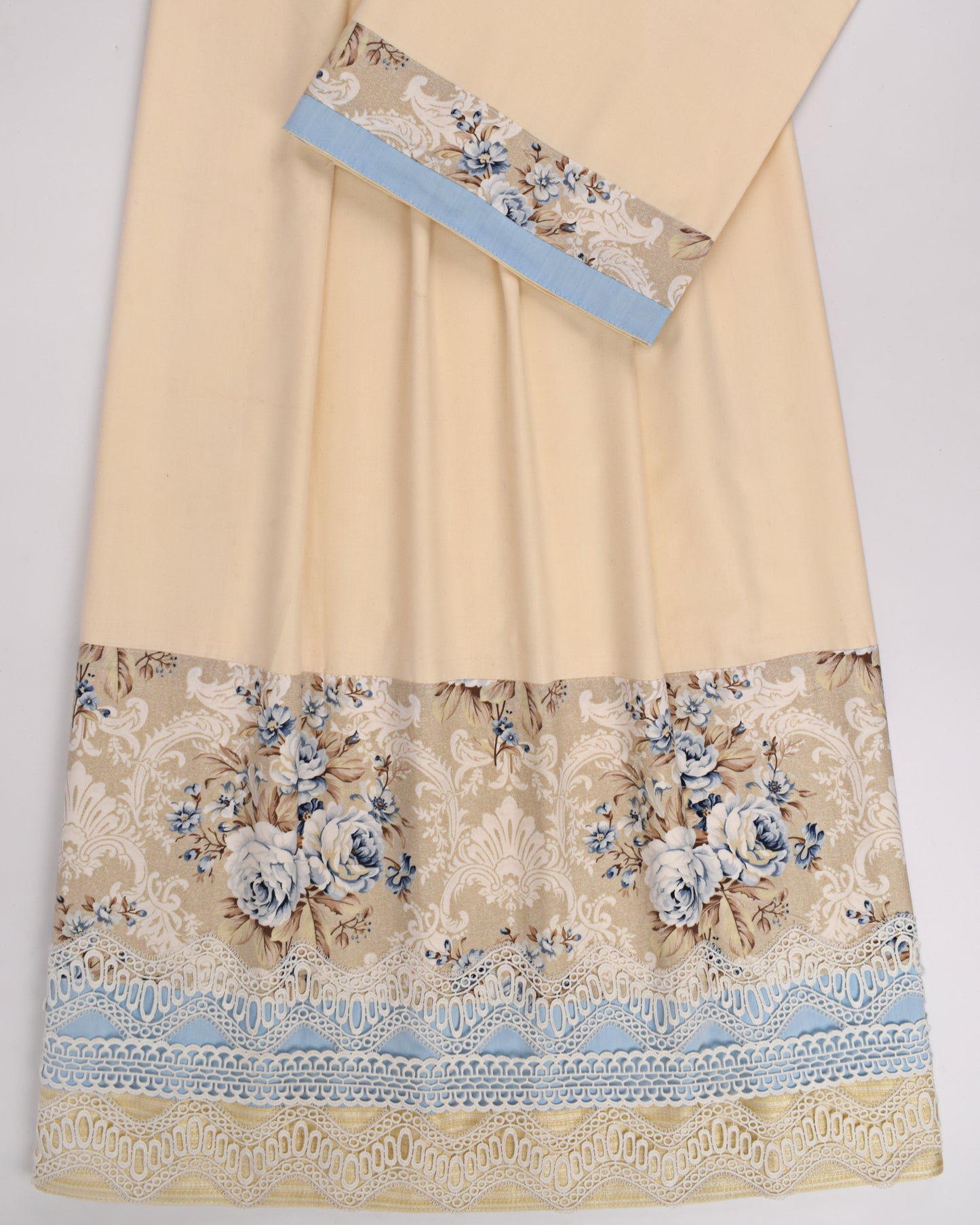Cream Rida With Smart Floral Panel & Smart Lace