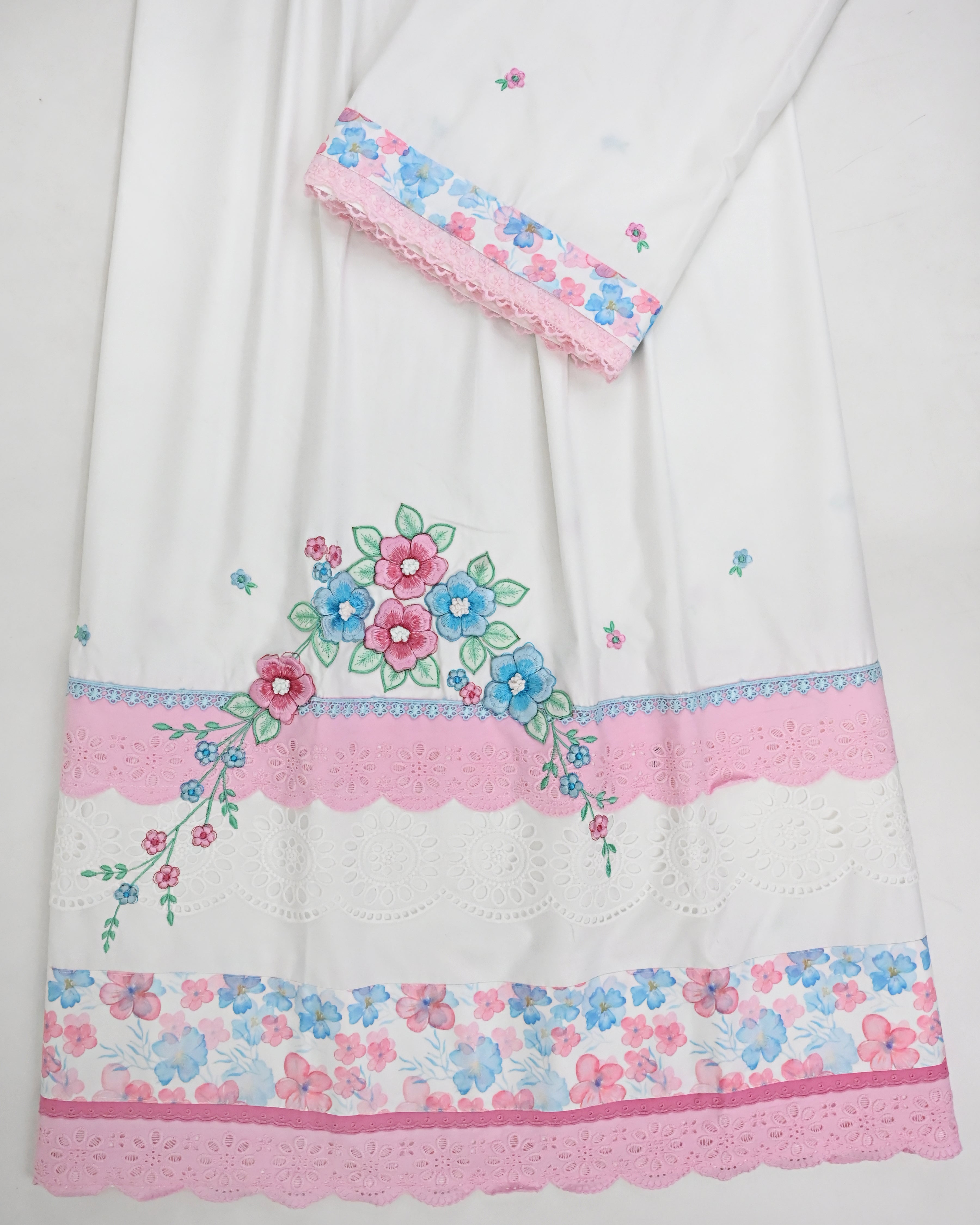 White Rida With Smart Multi Floral Panel Smart Lace & Floral Work